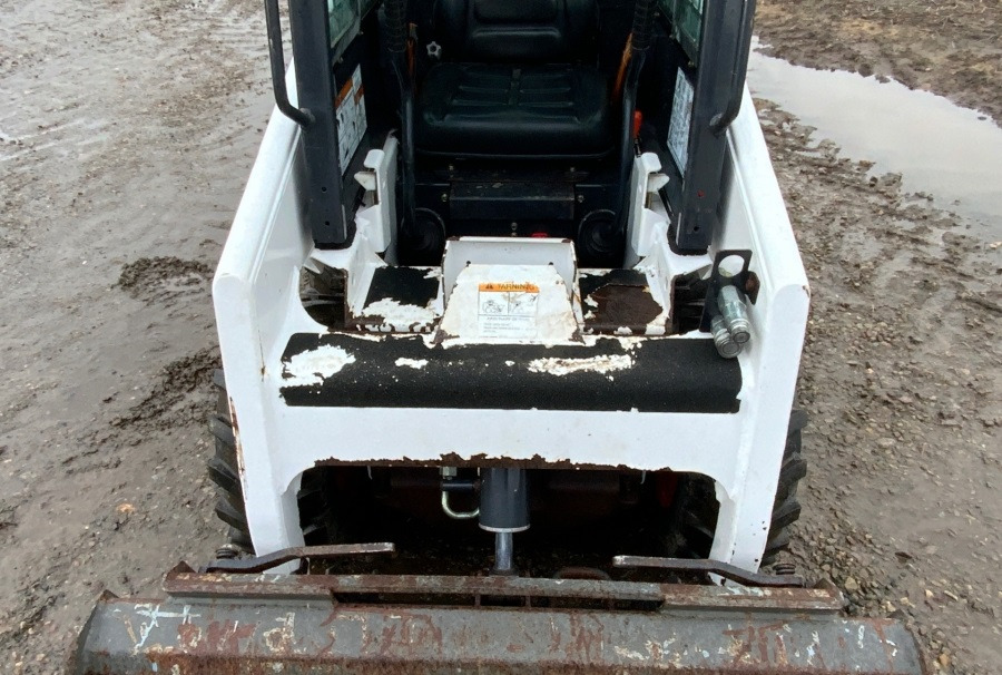 BOBCAT S70 - Mini homlokrakodó: 2 kép. BOBCAT S70 - Mini homlokrakodó: 2 kép.
