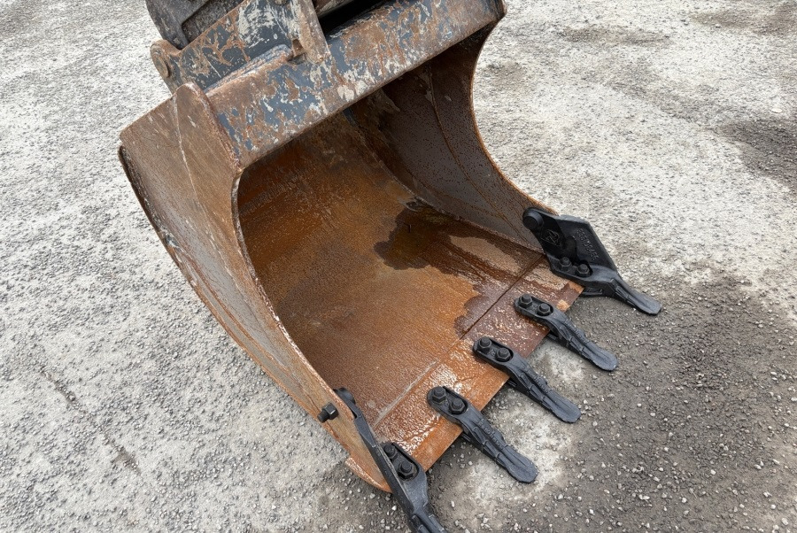 VOLVO ECR88D - Minikotró: 4 kép. VOLVO ECR88D - Minikotró: 4 kép.