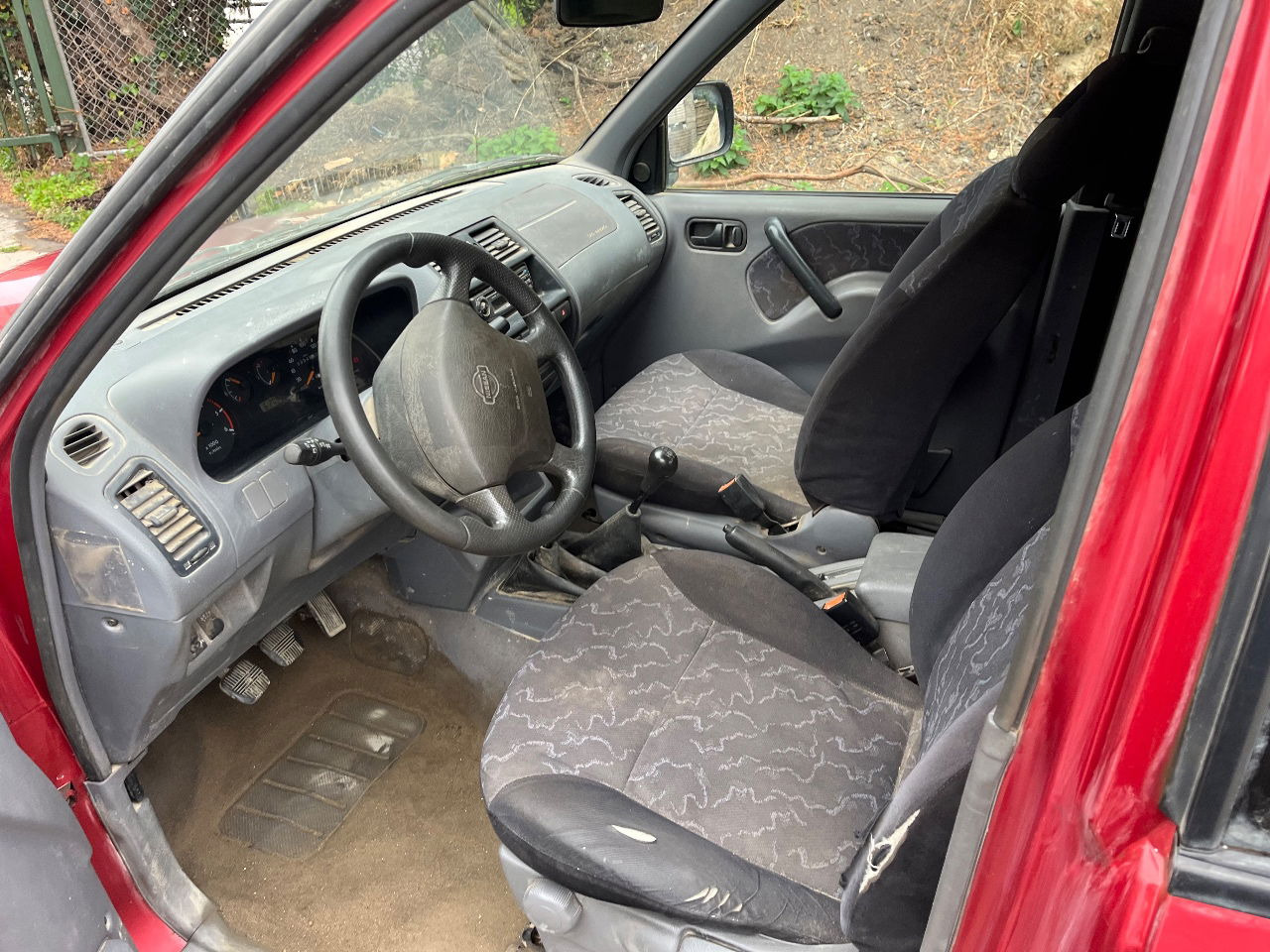 Nissan - Autó: 5 kép. Nissan - Autó: 5 kép.