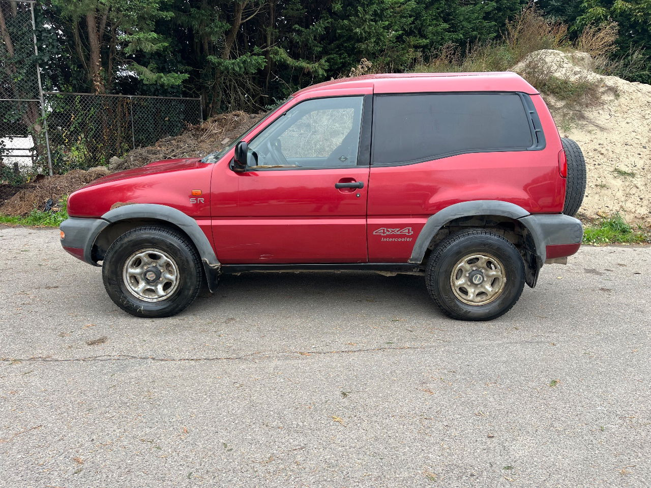 Nissan - Autó: 2 kép. Nissan - Autó: 2 kép.