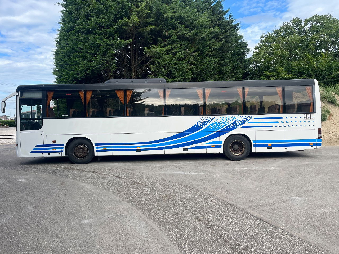 Van Hool 915 SC2 - Távolsági busz: 2 kép. Van Hool 915 SC2 - Távolsági busz: 2 kép.