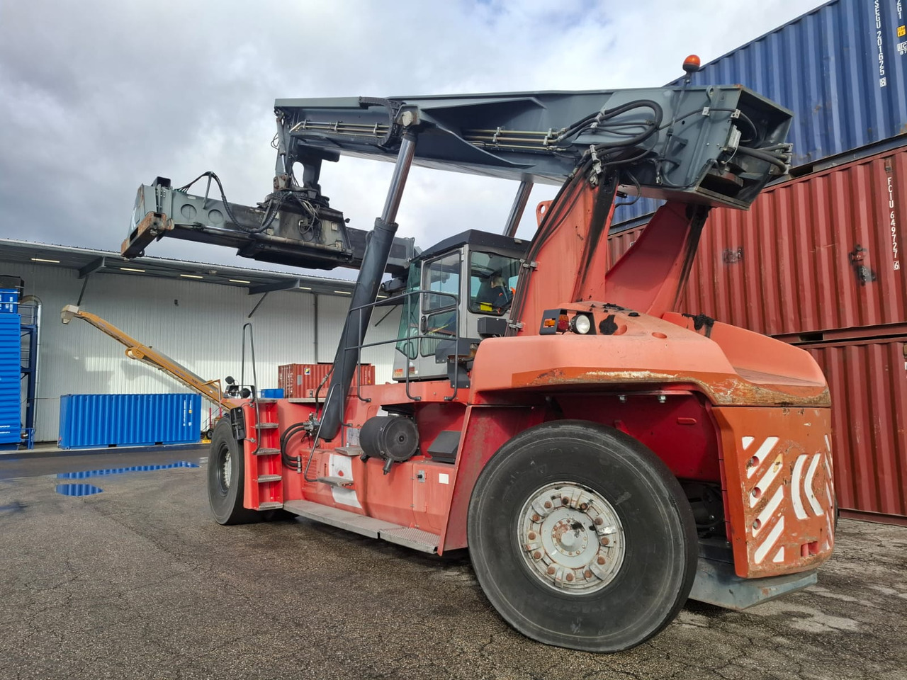 KALMAR DRF 450 60 S5 - Konténerrakodó: 1 kép. KALMAR DRF 450 60 S5 - Konténerrakodó: 1 kép.