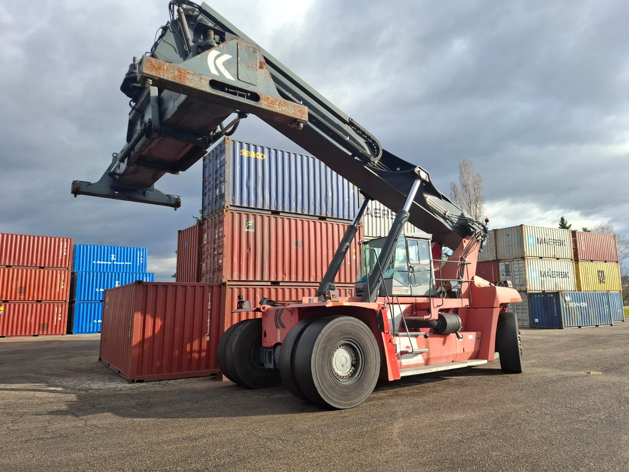 KALMAR DRF 450 60 S5 - Konténerrakodó: 2 kép. KALMAR DRF 450 60 S5 - Konténerrakodó: 2 kép.