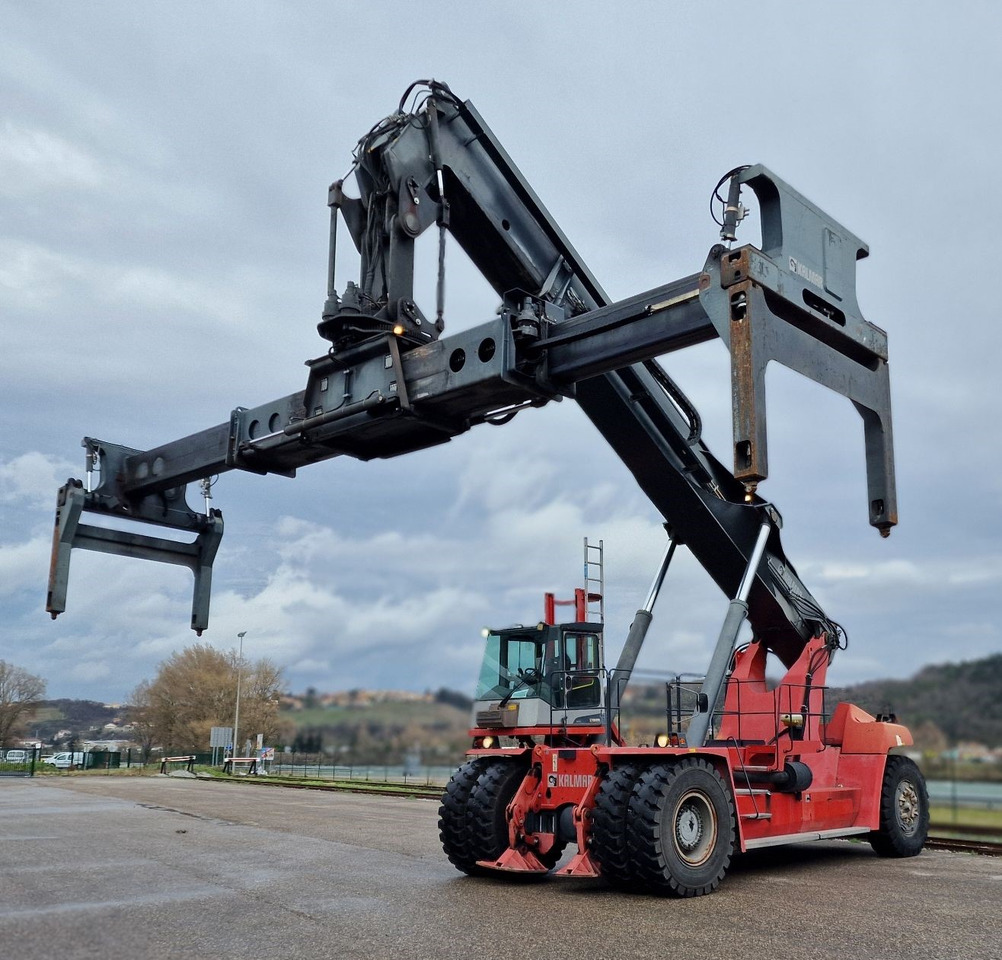 KALMAR DRF 450 70 S5XS - Konténerrakodó: 1 kép. KALMAR DRF 450 70 S5XS - Konténerrakodó: 1 kép.