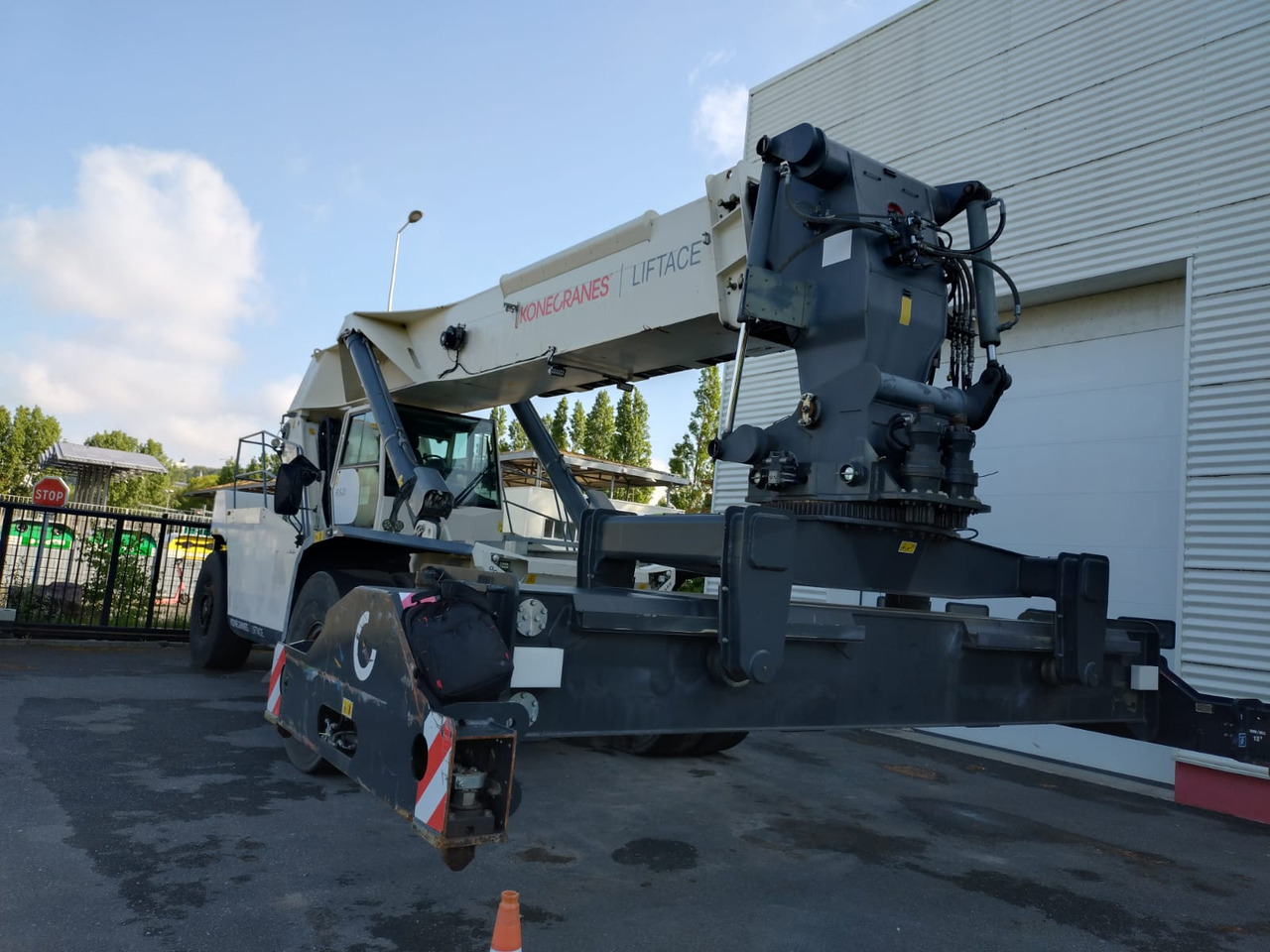 KONECRANES LiftAce 5-31 - Konténerrakodó: 1 kép. KONECRANES LiftAce 5-31 - Konténerrakodó: 1 kép.