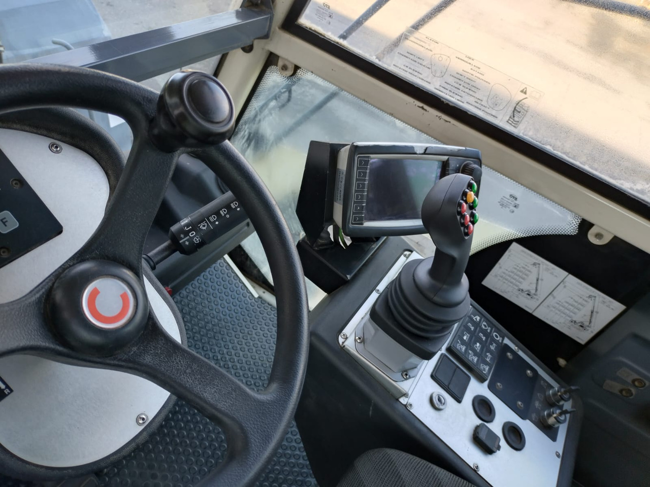 KONECRANES LiftAce 5-31 - Konténerrakodó: 2 kép. KONECRANES LiftAce 5-31 - Konténerrakodó: 2 kép.