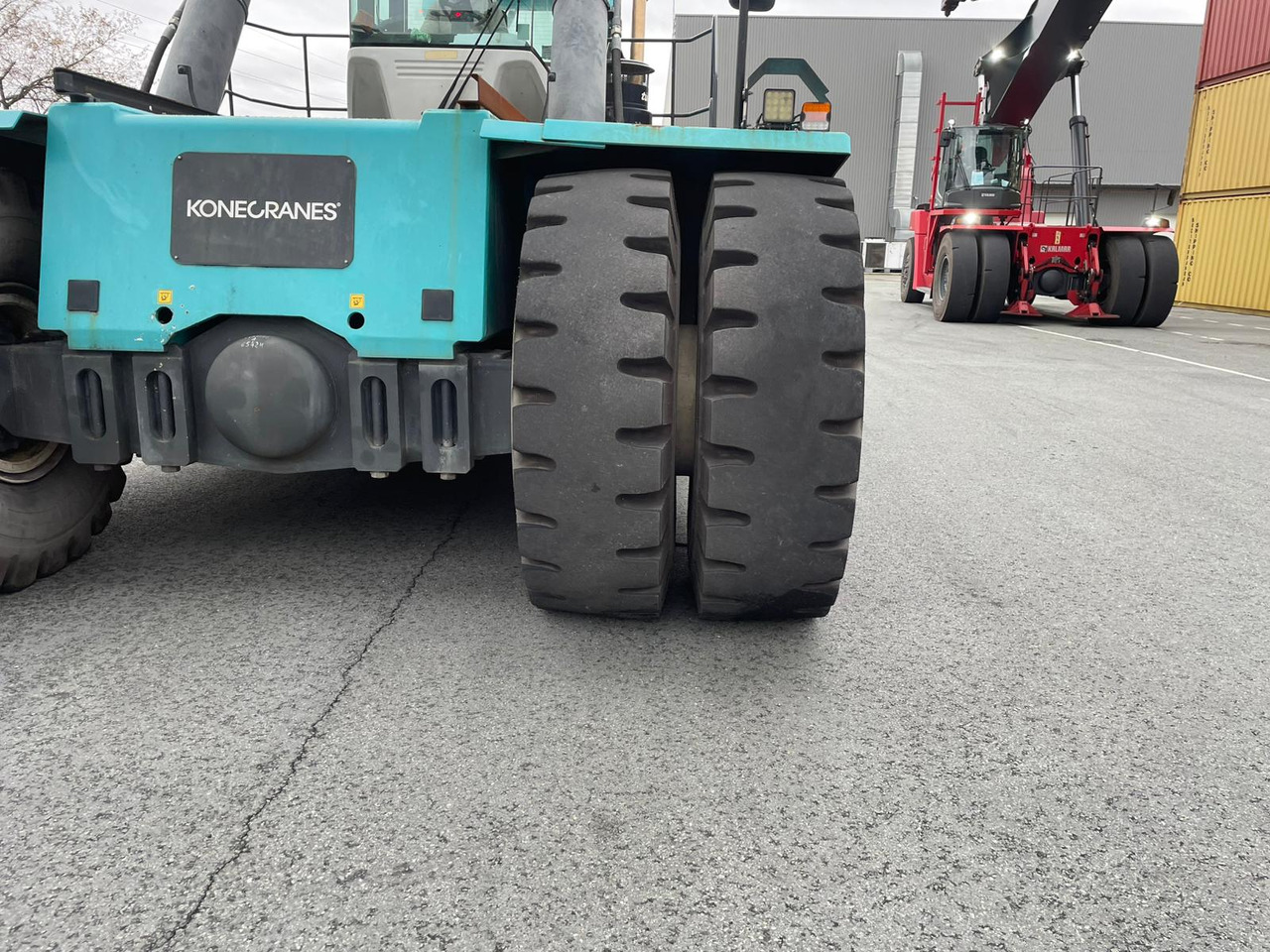 KONECRANES SMV 4123 CC5 - Konténerrakodó: 4 kép. KONECRANES SMV 4123 CC5 - Konténerrakodó: 4 kép.