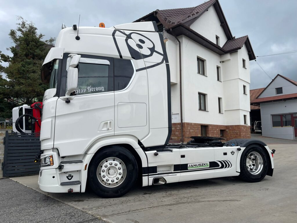 SCANIA R520 V8 - Nyergesvontató: 5 kép. SCANIA R520 V8 - Nyergesvontató: 5 kép.