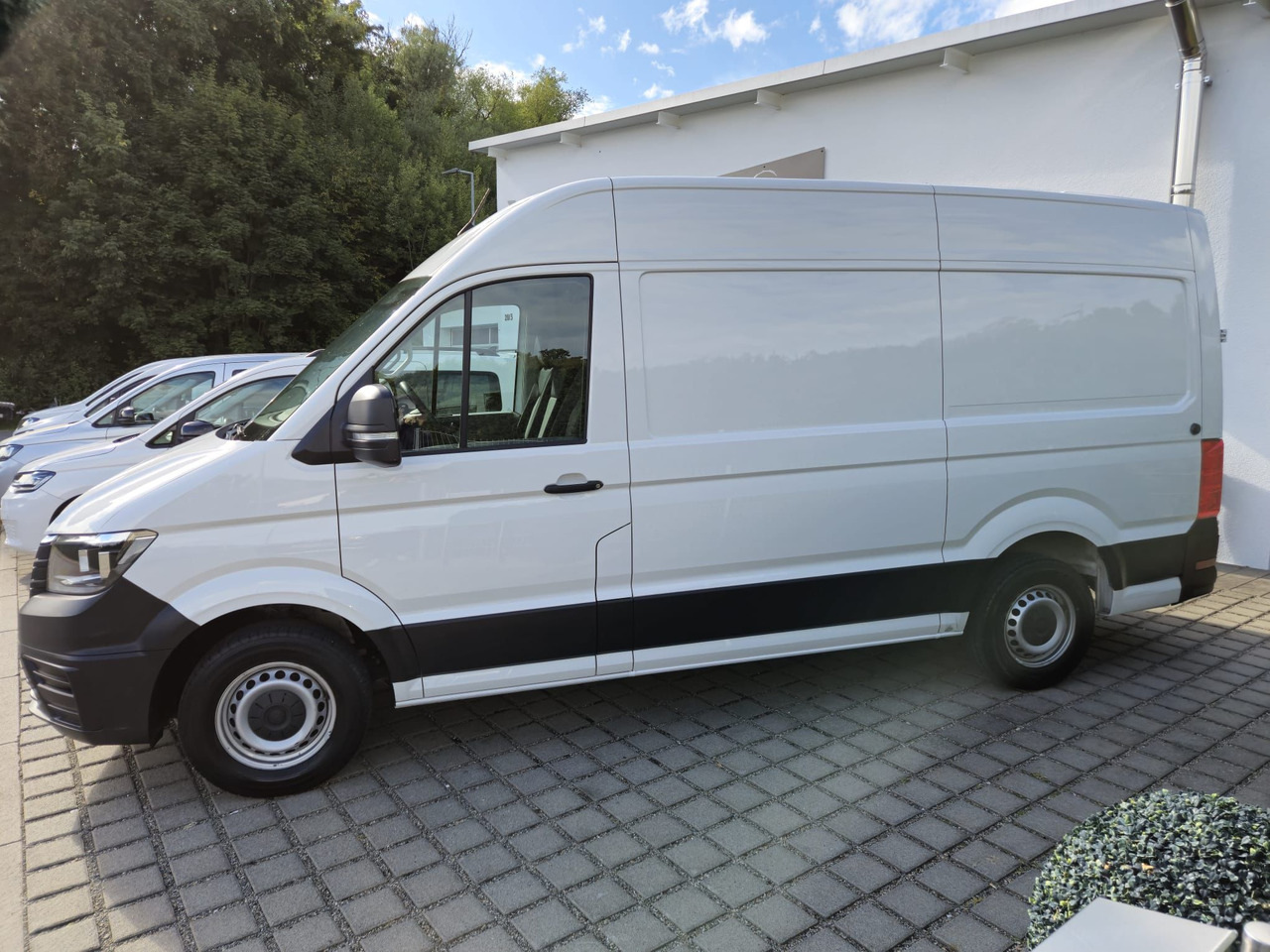 VOLKSWAGEN Crafter 35 mittellang Hochdach AppConnect/Kamera - Furgon: 3 kép. VOLKSWAGEN Crafter 35 mittellang Hochdach AppConnect/Kamera - Furgon: 3 kép.