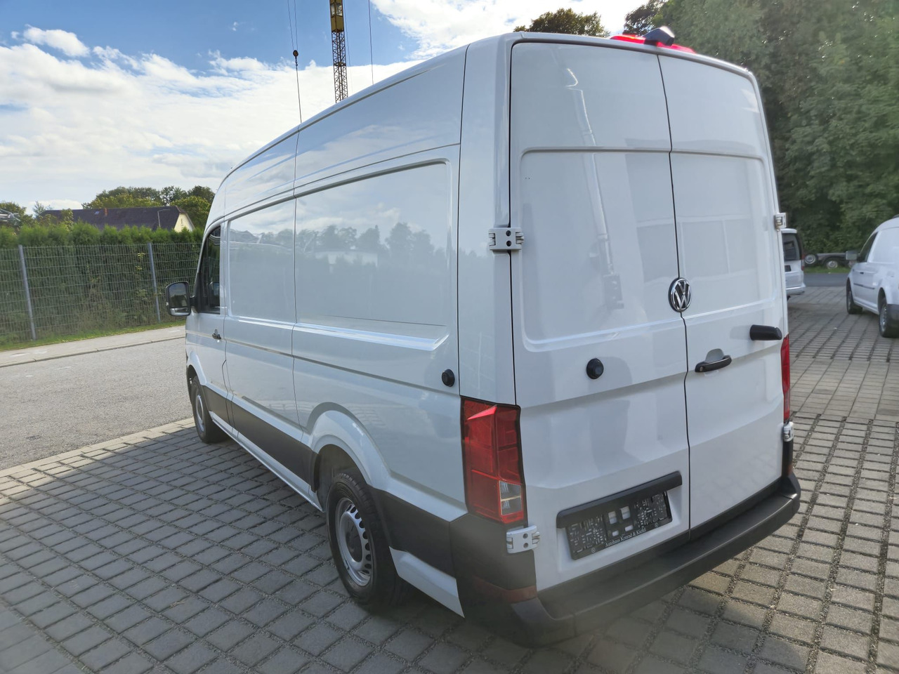VOLKSWAGEN Crafter 35 mittellang Hochdach AppConnect/Kamera - Furgon: 5 kép. VOLKSWAGEN Crafter 35 mittellang Hochdach AppConnect/Kamera - Furgon: 5 kép.