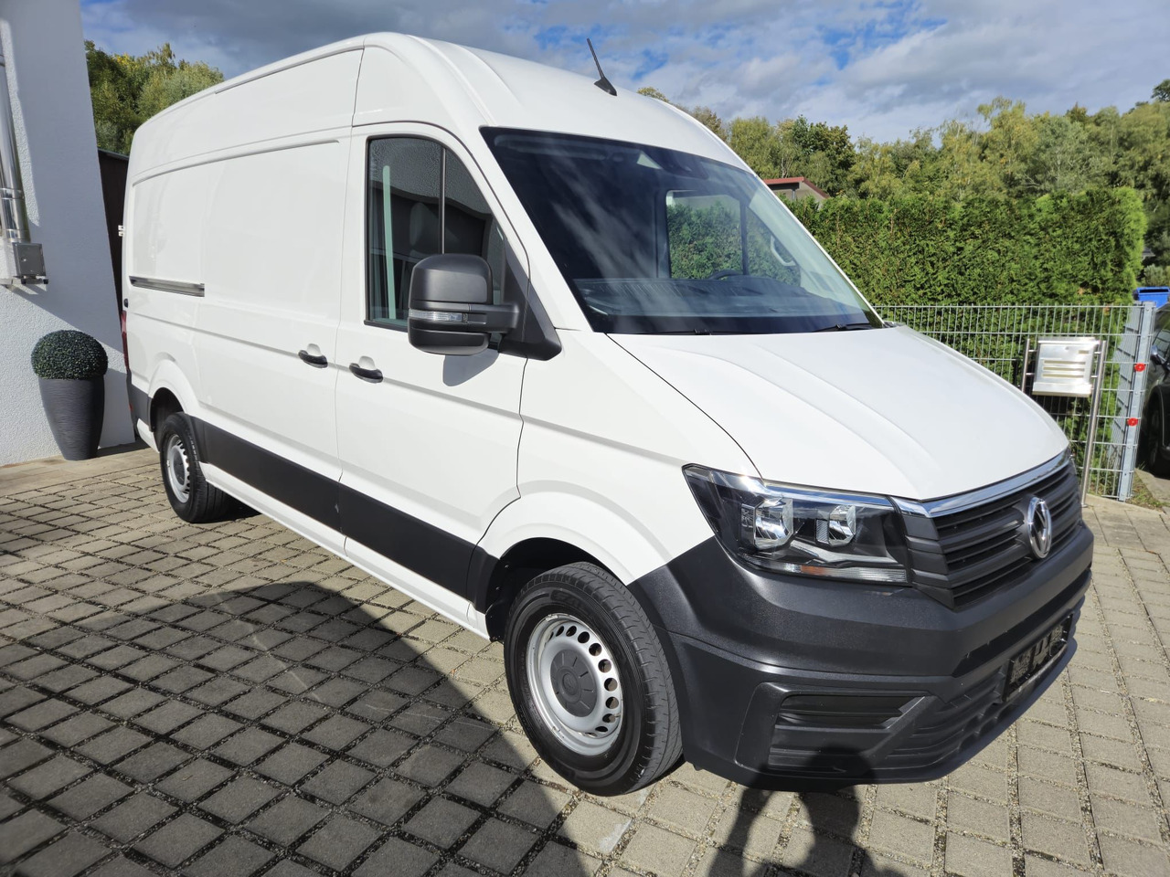 VOLKSWAGEN Crafter 35 mittellang Hochdach AppConnect/Kamera - Furgon: 2 kép. VOLKSWAGEN Crafter 35 mittellang Hochdach AppConnect/Kamera - Furgon: 2 kép.