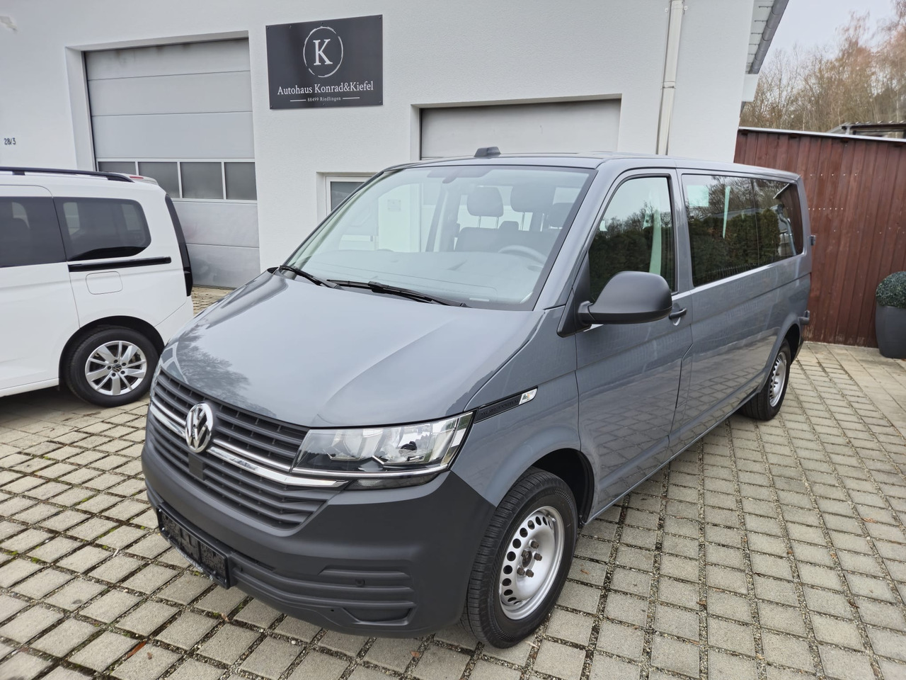 VOLKSWAGEN T6.1 Transporter Kombi LR/Navi/AppCon./6-Sitzer - Kisbusz: 1 kép. VOLKSWAGEN T6.1 Transporter Kombi LR/Navi/AppCon./6-Sitzer - Kisbusz: 1 kép.