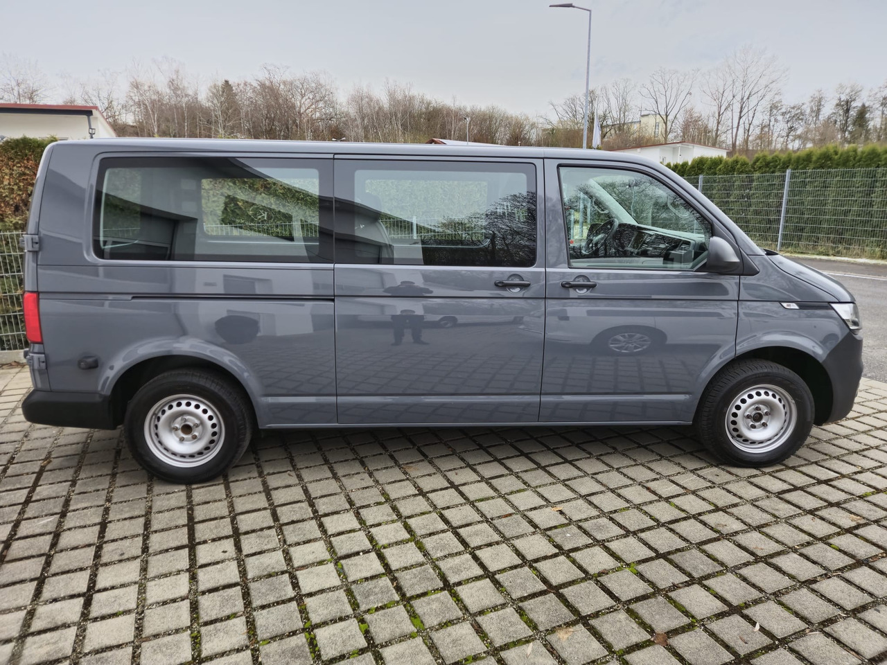 VOLKSWAGEN T6.1 Transporter Kombi LR/Navi/AppCon./6-Sitzer - Kisbusz: 4 kép. VOLKSWAGEN T6.1 Transporter Kombi LR/Navi/AppCon./6-Sitzer - Kisbusz: 4 kép.