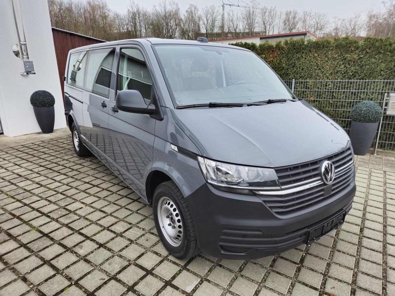 VOLKSWAGEN T6.1 Transporter Kombi LR/Navi/AppCon./6-Sitzer - Kisbusz: 2 kép. VOLKSWAGEN T6.1 Transporter Kombi LR/Navi/AppCon./6-Sitzer - Kisbusz: 2 kép.