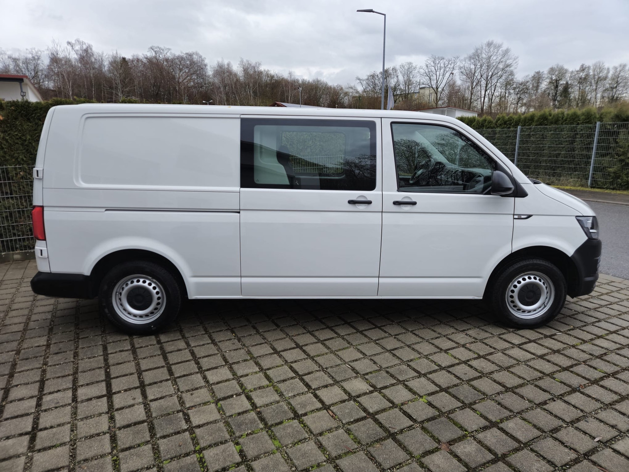 VOLKSWAGEN T6 Transporter Mixto LR 6-Sitzer/Standheiz./PDC - Furgon: 4 kép. VOLKSWAGEN T6 Transporter Mixto LR 6-Sitzer/Standheiz./PDC - Furgon: 4 kép.