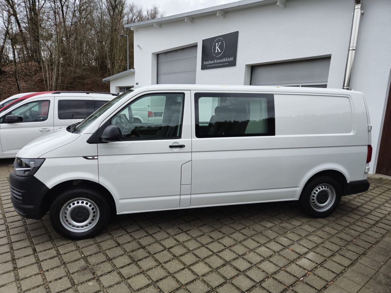 VOLKSWAGEN T6 Transporter Mixto LR 6-Sitzer/Standheiz./PDC - Furgon: 3 kép. VOLKSWAGEN T6 Transporter Mixto LR 6-Sitzer/Standheiz./PDC - Furgon: 3 kép.