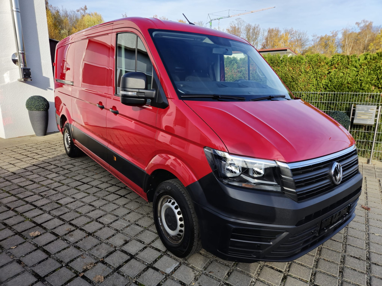 Volkswagen Crafter Kasten 35 FWD mittellang/Kamera/Navi/App - Furgon: 2 kép. Volkswagen Crafter Kasten 35 FWD mittellang/Kamera/Navi/App - Furgon: 2 kép.