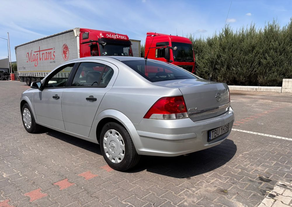Opel Astra 1.6 Edition - Szedán: 5 kép. Opel Astra 1.6 Edition - Szedán: 5 kép.