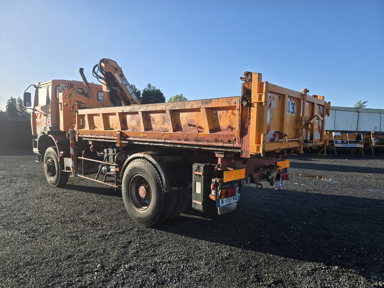 Renault G300 / 4x4 - Billenőplatós teherautó, Darus autó: 5 kép. Renault G300 / 4x4 - Billenőplatós teherautó, Darus autó: 5 kép.