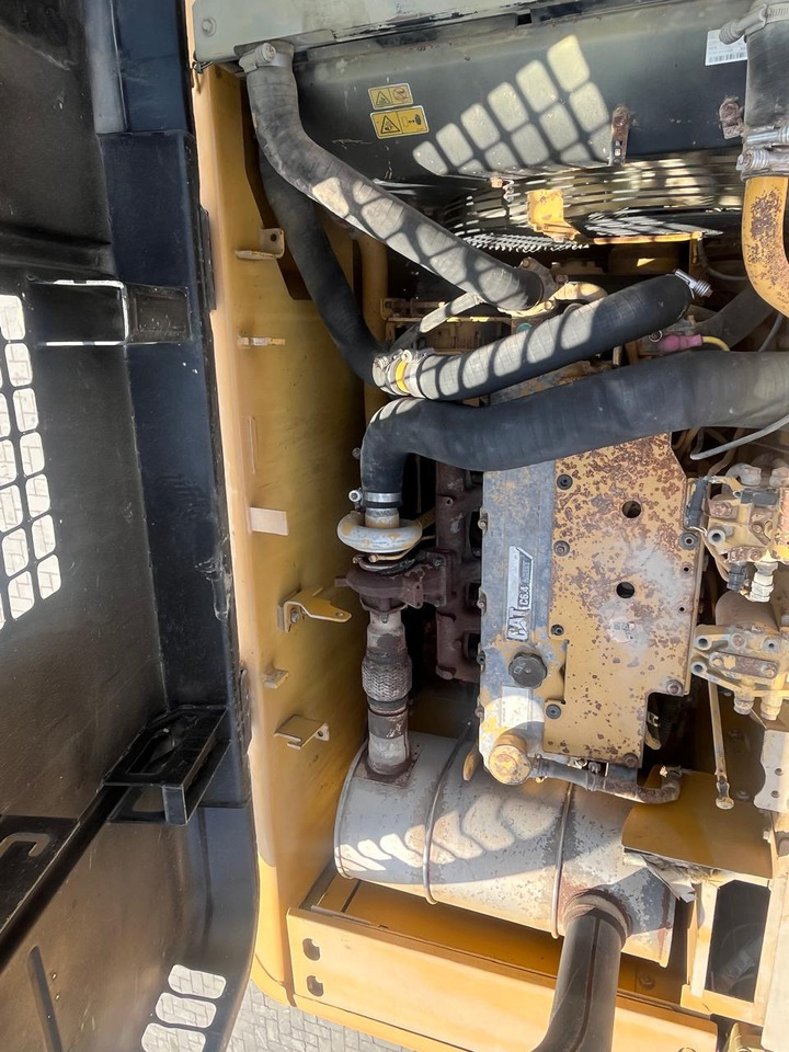 CATERPILLAR 323DL - Lánctalpas kotró: 2 kép. CATERPILLAR 323DL - Lánctalpas kotró: 2 kép.