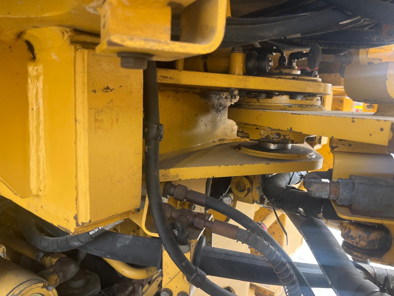 CATERPILLAR 950H - Gumikerekes homlokrakodó: 3 kép. CATERPILLAR 950H - Gumikerekes homlokrakodó: 3 kép.