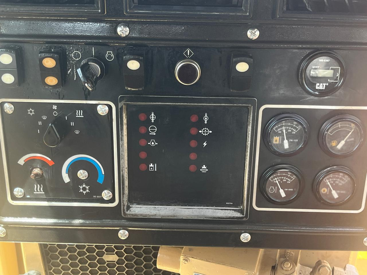 CATERPILLAR D8R - Buldózer: 4 kép. CATERPILLAR D8R - Buldózer: 4 kép.