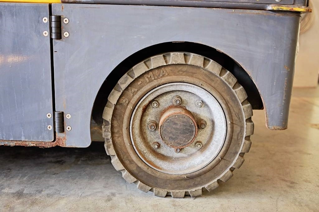 DEC Modena - Elektromos vontató: 2 kép. DEC Modena - Elektromos vontató: 2 kép.