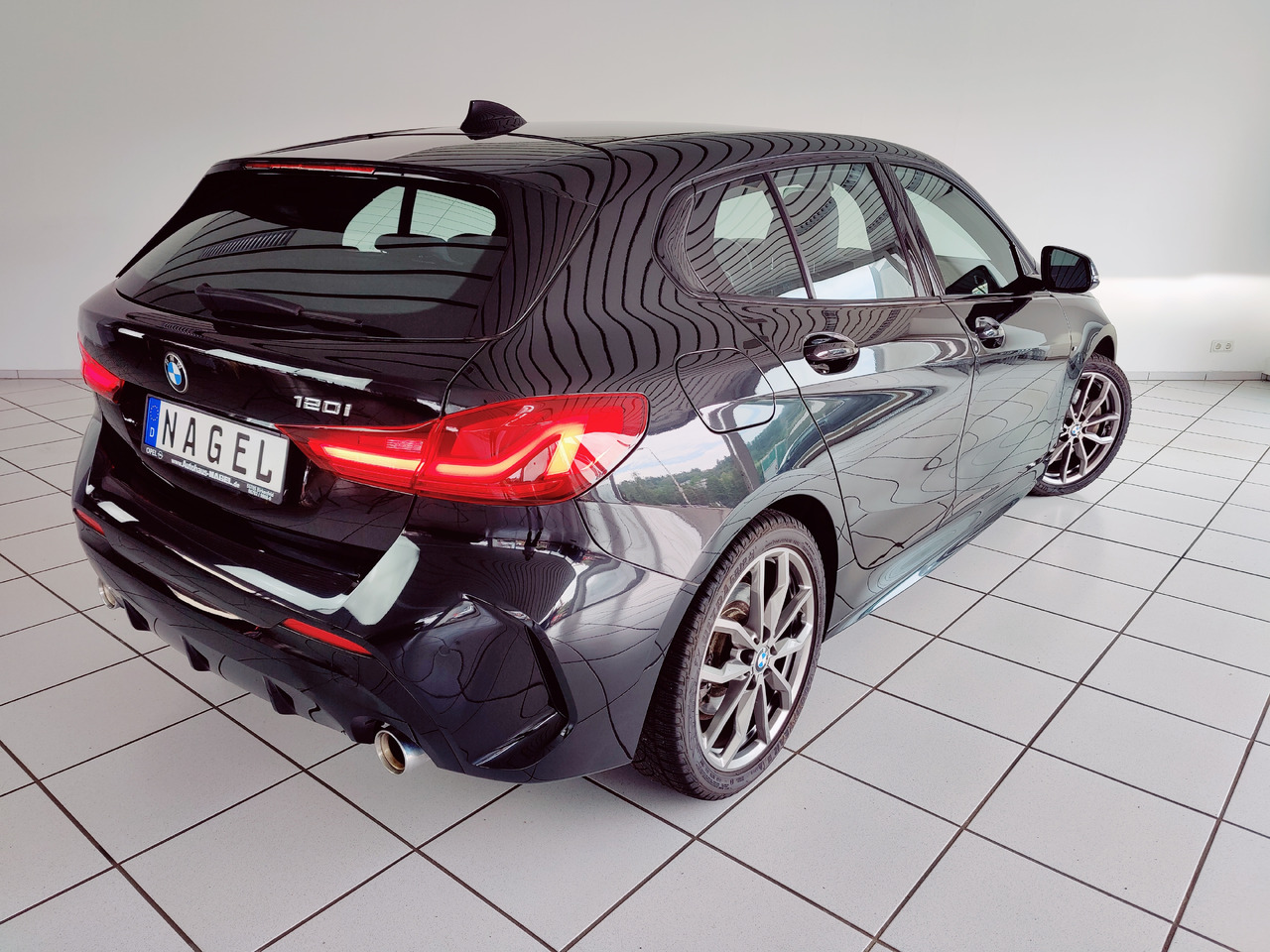 BMW 120 i M Sport RTTI LiveCockpit Head-up Navi - Szedán: 5 kép. BMW 120 i M Sport RTTI LiveCockpit Head-up Navi - Szedán: 5 kép.