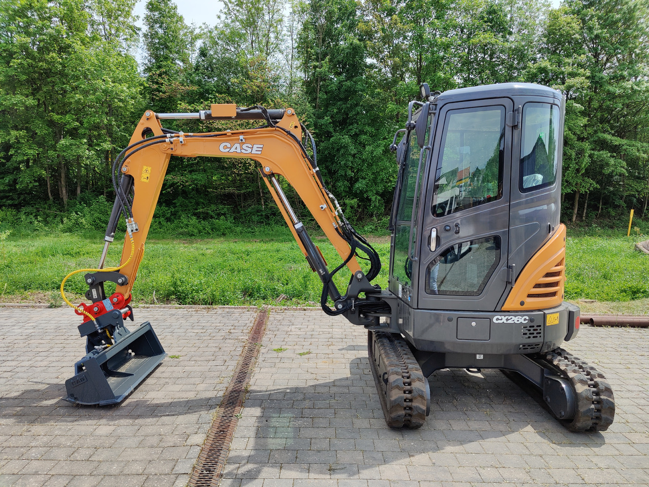 Case CX26C Minibagger m. Kabine NEU Komfortsitz HZG LED Scheinwerfer Joystick-Steuerung - Minikotró: 1 kép. Case CX26C Minibagger m. Kabine NEU Komfortsitz HZG LED Scheinwerfer Joystick-Steuerung - Minikotró: 1 kép.