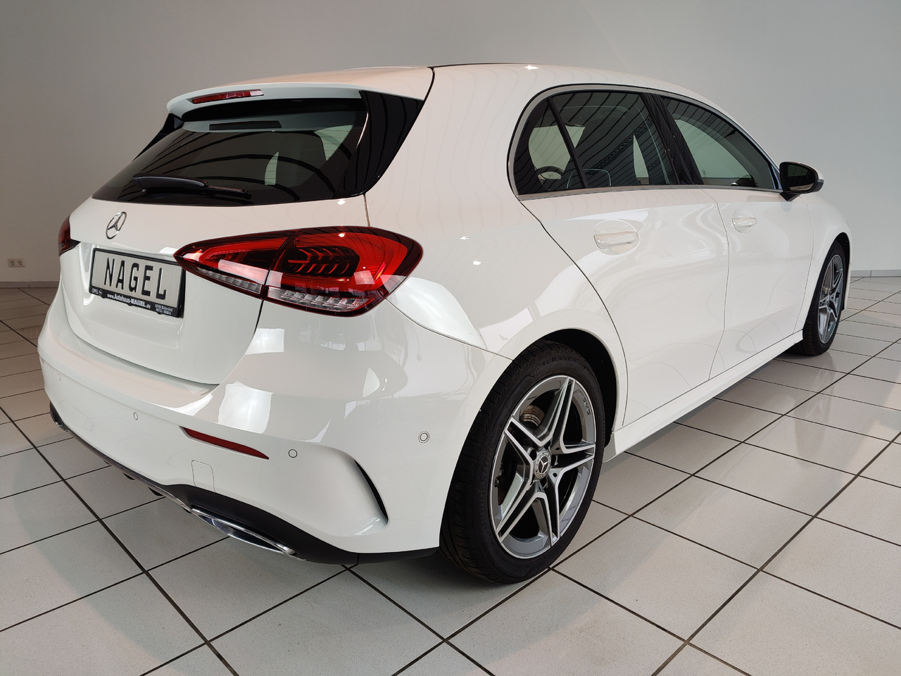 Mercedes-Benz A 200 7G-DCT AMG Line Kamera Navi LED SHZ - Szedán: 4 kép. Mercedes-Benz A 200 7G-DCT AMG Line Kamera Navi LED SHZ - Szedán: 4 kép.