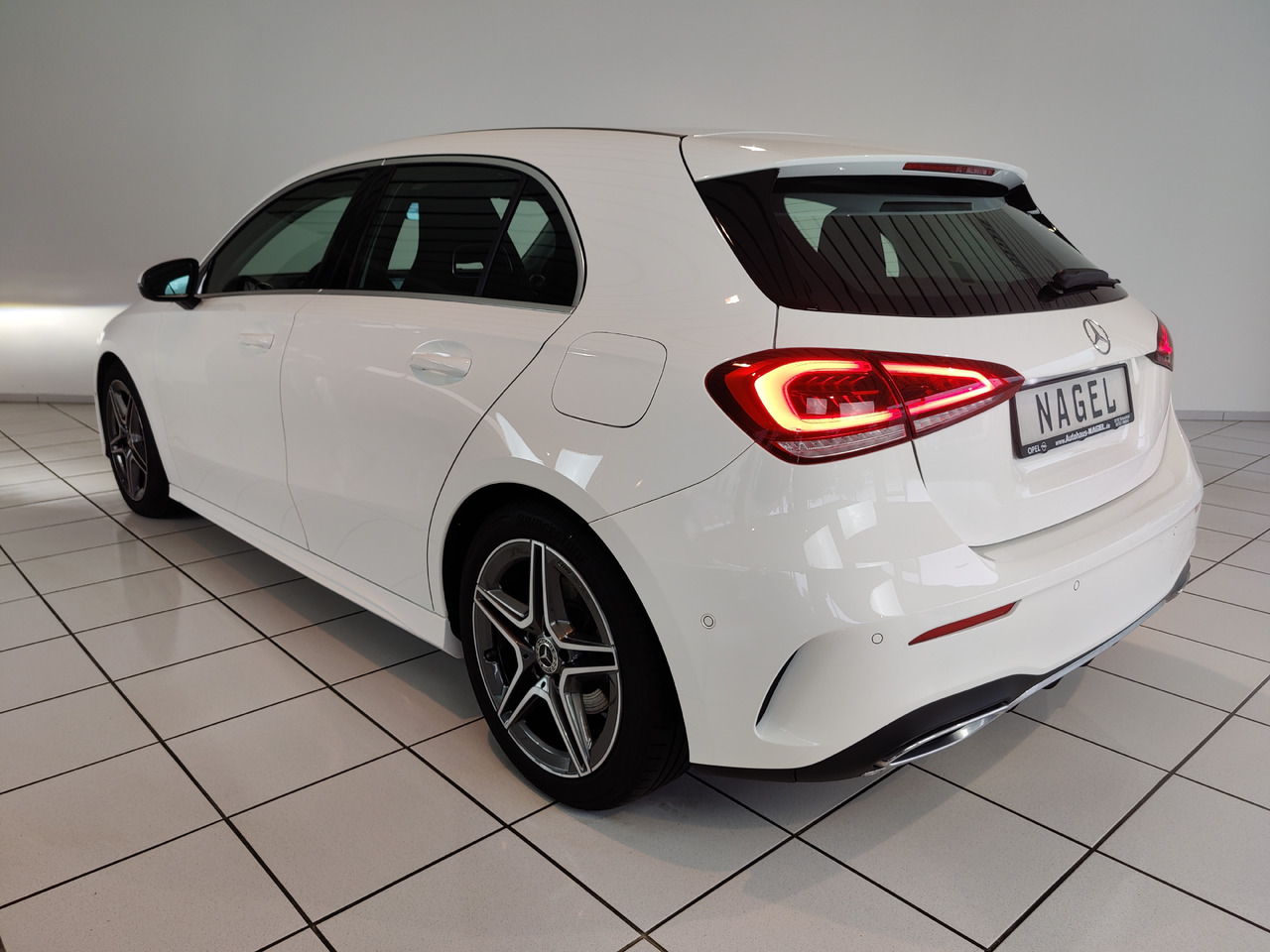 Mercedes-Benz A 200 7G-DCT AMG Line Kamera Navi LED SHZ - Szedán: 5 kép. Mercedes-Benz A 200 7G-DCT AMG Line Kamera Navi LED SHZ - Szedán: 5 kép.