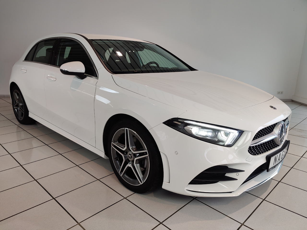 Mercedes-Benz A 200 7G-DCT AMG Line Kamera Navi LED SHZ - Szedán: 2 kép. Mercedes-Benz A 200 7G-DCT AMG Line Kamera Navi LED SHZ - Szedán: 2 kép.