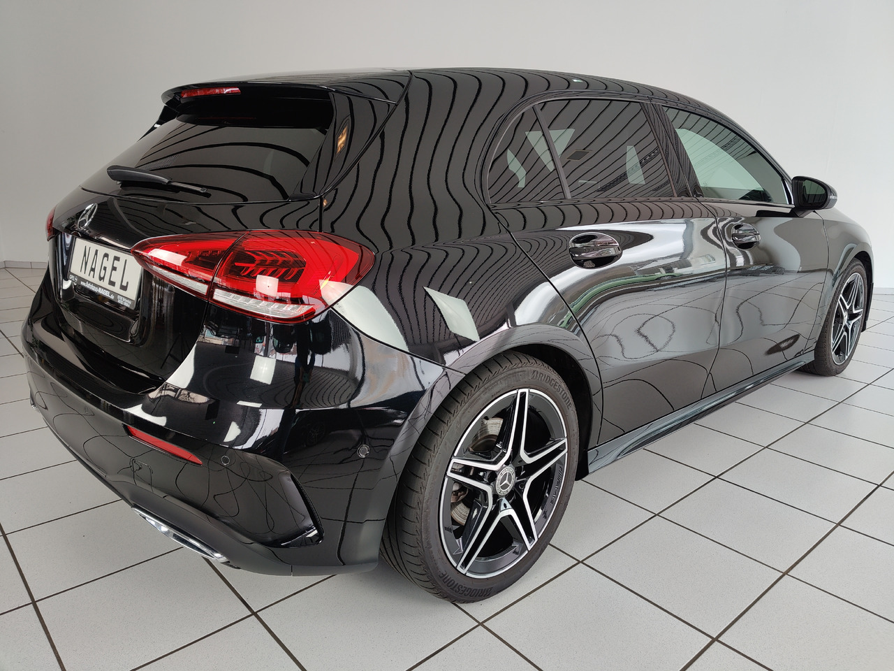 Mercedes-Benz A 220 d Navi LED Park RüKam AHK - Szedán: 5 kép. Mercedes-Benz A 220 d Navi LED Park RüKam AHK - Szedán: 5 kép.