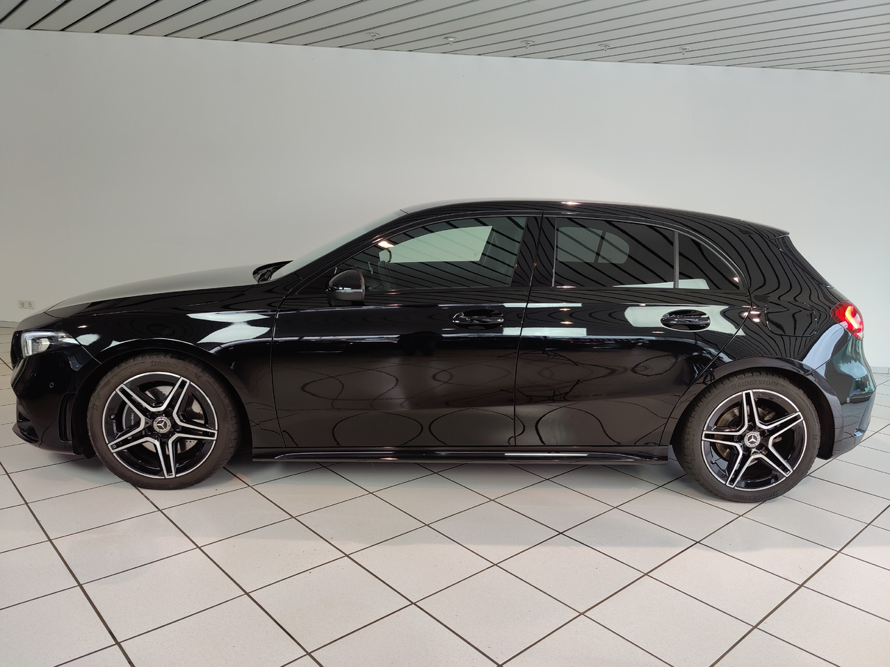 Mercedes-Benz A 220 d Navi LED Park RüKam AHK - Szedán: 2 kép. Mercedes-Benz A 220 d Navi LED Park RüKam AHK - Szedán: 2 kép.