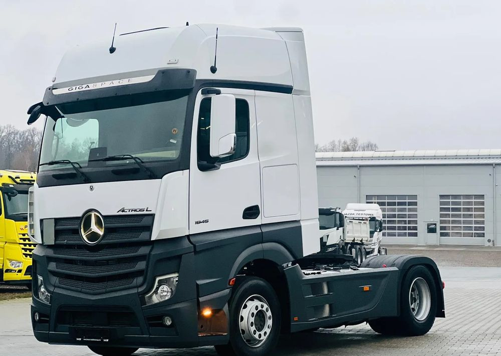Mercedes-Benz ACTROS 1845 - Nyergesvontató: 3 kép. Mercedes-Benz ACTROS 1845 - Nyergesvontató: 3 kép.