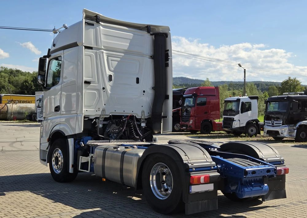 Mercedes-Benz ACTROS 1848 - Nyergesvontató: 5 kép. Mercedes-Benz ACTROS 1848 - Nyergesvontató: 5 kép.