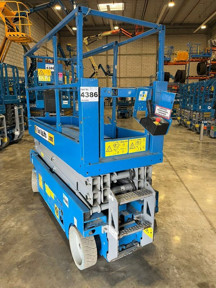 Genie GS 2032 - Ollós emelő: 2 kép. Genie GS 2032 - Ollós emelő: 2 kép.