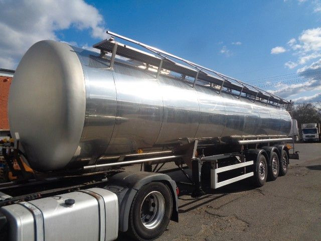 Lebensmitteltank - Tartályos félpótkocsi, Fejőberendezés: 1 kép. Lebensmitteltank - Tartályos félpótkocsi, Fejőberendezés: 1 kép.