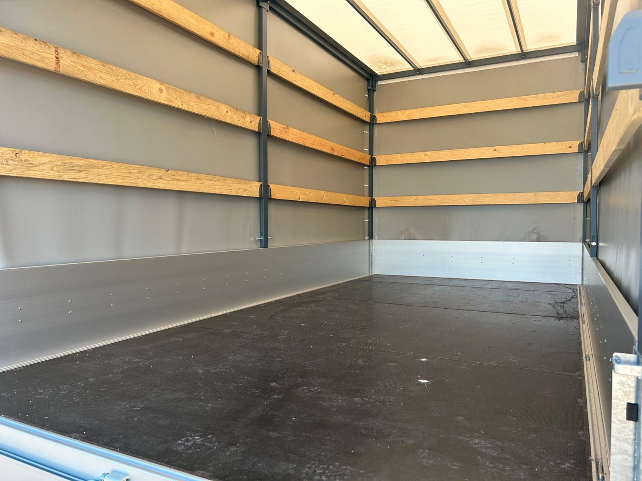 Fiat DUCATO XLWB MAXI Pritsche+Plane - Ponyvás kisteherautó: 5 kép. Fiat DUCATO XLWB MAXI Pritsche+Plane - Ponyvás kisteherautó: 5 kép.