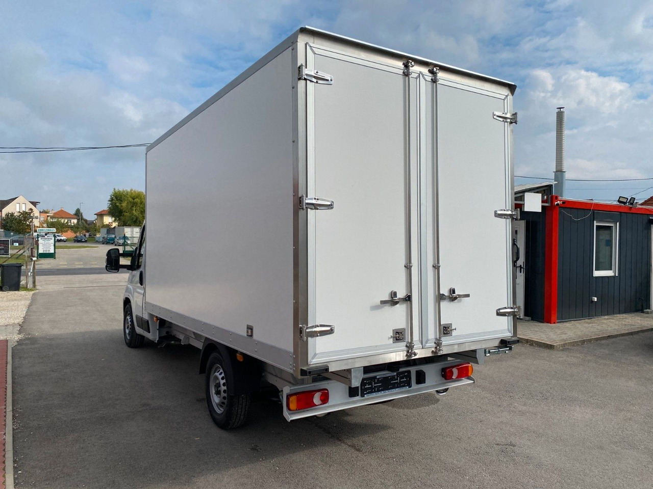 Fiat Ducato KOFFER - Dobozos kisteherautó: 4 kép. Fiat Ducato KOFFER - Dobozos kisteherautó: 4 kép.