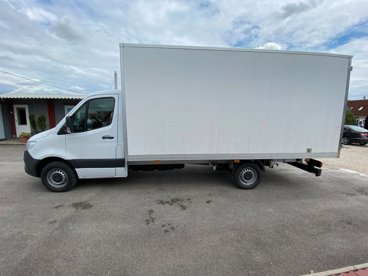 Mercedes-Benz Sprinter 319 Koffer - Dobozos kisteherautó: 3 kép. Mercedes-Benz Sprinter 319 Koffer - Dobozos kisteherautó: 3 kép.