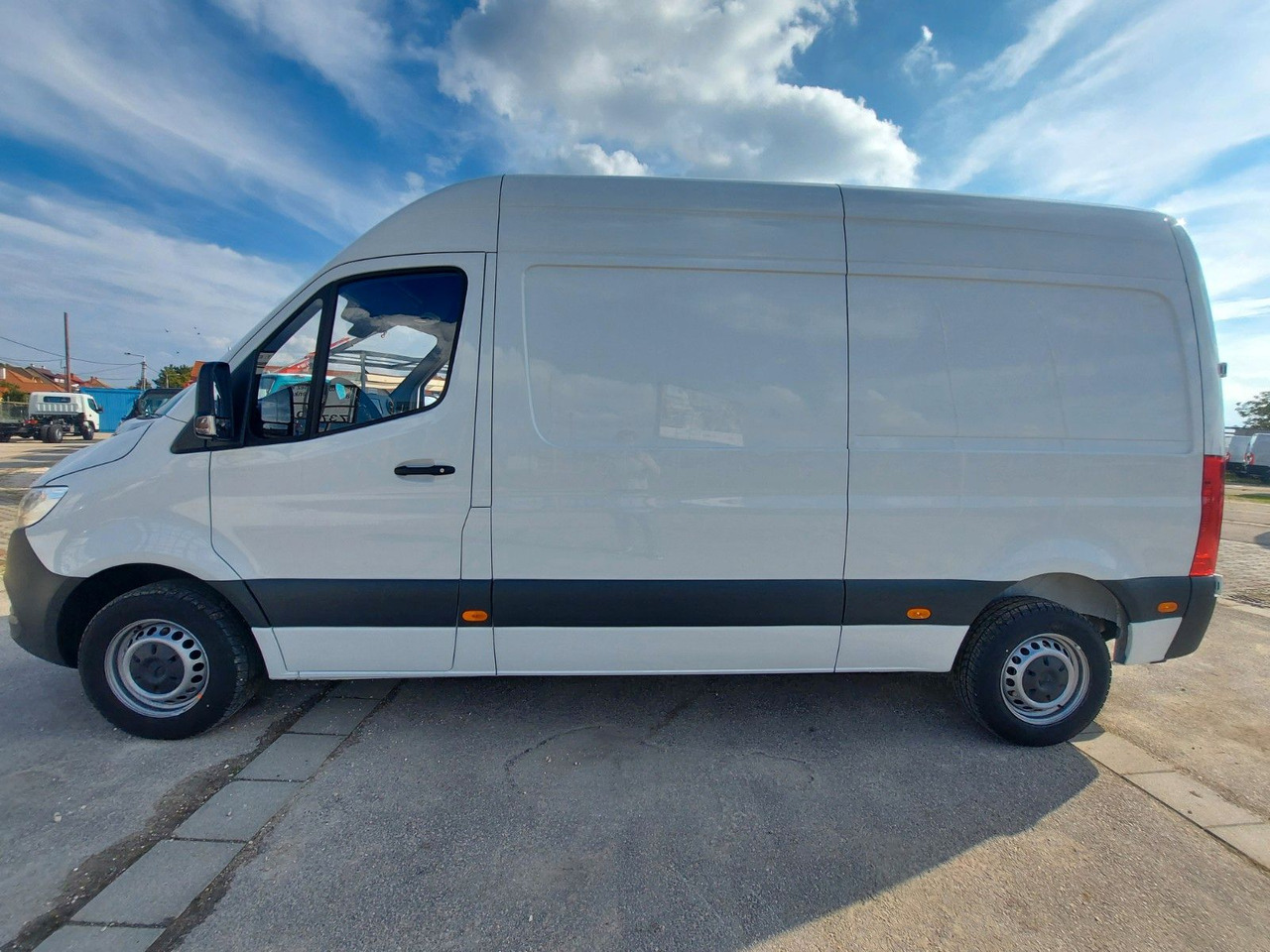 Mercedes-Benz Sprinter Kühlkastenwagen - Hűtős kisteherautó: 2 kép. Mercedes-Benz Sprinter Kühlkastenwagen - Hűtős kisteherautó: 2 kép.