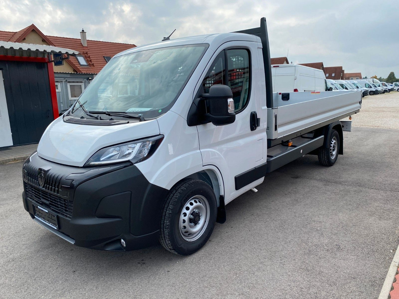 Peugeot Boxer Pritsche/Kipper 435 L4 BlueHDi 140 - Platós kisteherautó: 1 kép. Peugeot Boxer Pritsche/Kipper 435 L4 BlueHDi 140 - Platós kisteherautó: 1 kép.