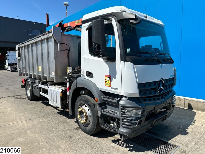 Mercedes-Benz Arocs 1833 EURO 6, Kipper, Palfinger - Billenőplatós teherautó, Darus autó: 3 kép. Mercedes-Benz Arocs 1833 EURO 6, Kipper, Palfinger - Billenőplatós teherautó, Darus autó: 3 kép.