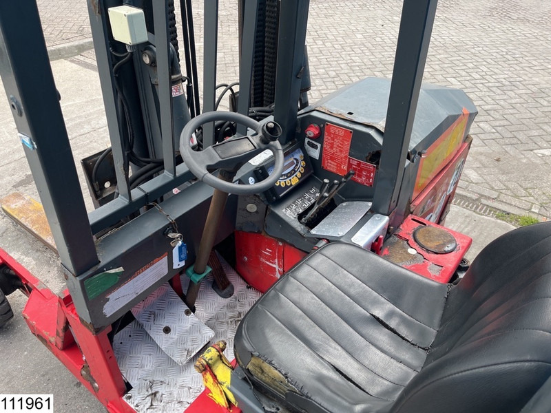 Moffett M4 20.3 3x3, H 3,90 mtr, 2000 KG - Hordozható targonca: 4 kép. Moffett M4 20.3 3x3, H 3,90 mtr, 2000 KG - Hordozható targonca: 4 kép.
