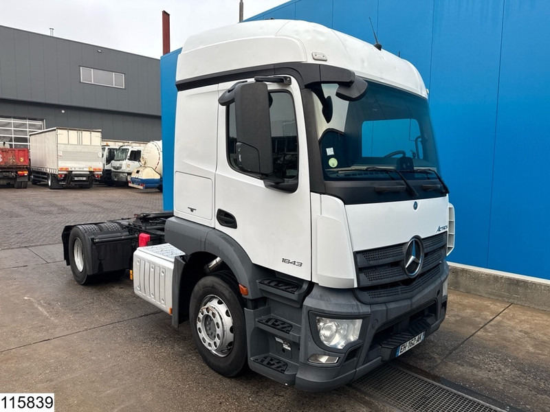 Mercedes-Benz Actros 1843 EURO 6 - Nyergesvontató: 3 kép. Mercedes-Benz Actros 1843 EURO 6 - Nyergesvontató: 3 kép.