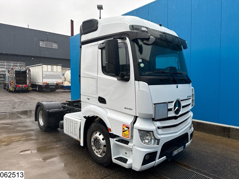 Mercedes-Benz Actros 1845 EURO 6 - Nyergesvontató: 3 kép. Mercedes-Benz Actros 1845 EURO 6 - Nyergesvontató: 3 kép.