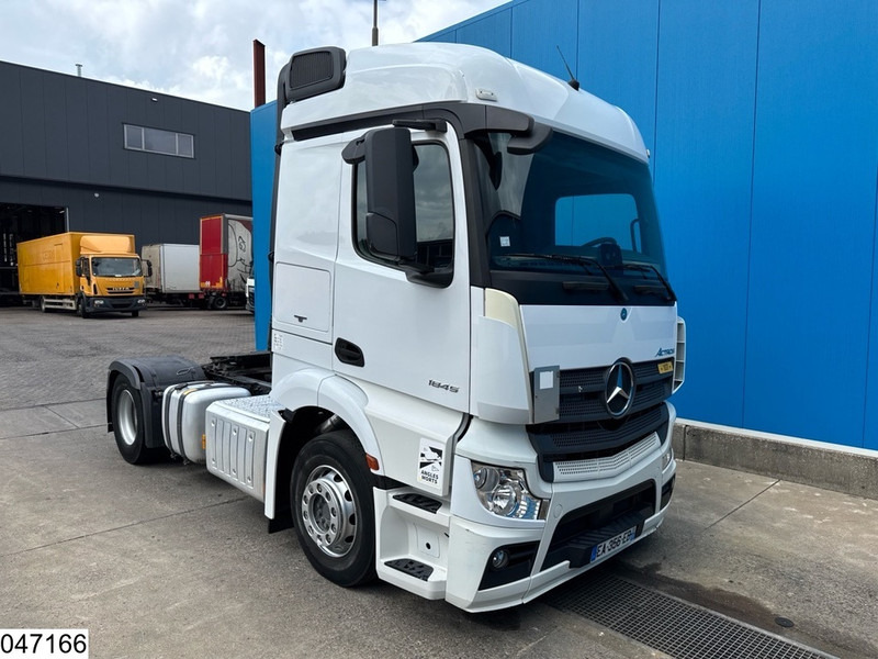 Mercedes-Benz Actros 1845 EURO 6 - Nyergesvontató: 3 kép. Mercedes-Benz Actros 1845 EURO 6 - Nyergesvontató: 3 kép.