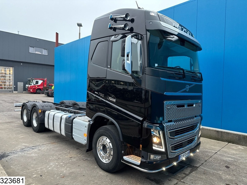 Volvo FH16 750 6X4, EURO 6, Retarder, PTO - Alvaz teherautó: 2 kép. Volvo FH16 750 6X4, EURO 6, Retarder, PTO - Alvaz teherautó: 2 kép.