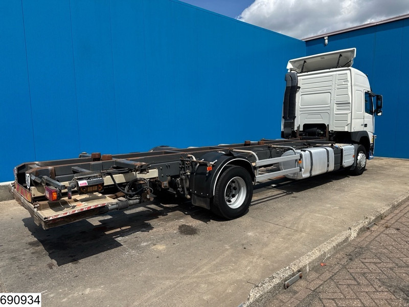 Volvo FM 330 EURO 6, BDF - Cserefelépítményes teherautó: 2 kép. Volvo FM 330 EURO 6, BDF - Cserefelépítményes teherautó: 2 kép.